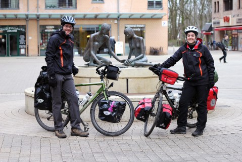 Simon et Delphine devant Léon et Valérie, statues emblématiques de Louvain-la-Neuve