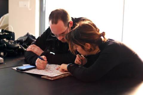 Delphine et Simon tracent leur itinéraire sur la carte ; peut-être croiserez-vous leur route.