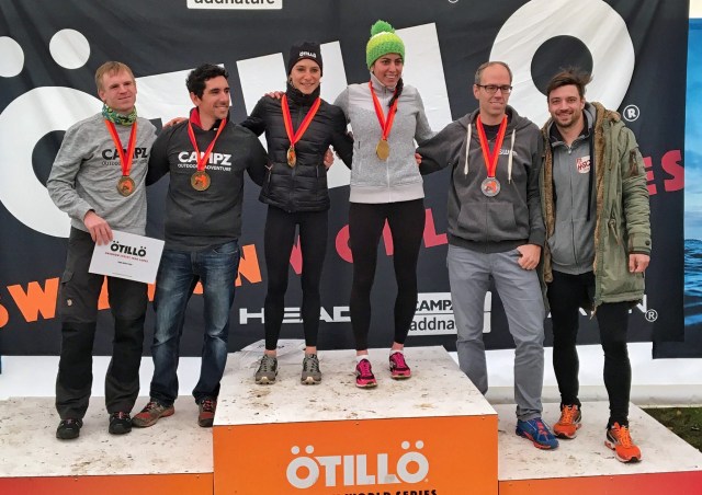 Mathilde et Claire à Ötillö. Le nom de l'équipe ? "Team Belgian Frite et Gaufre" !